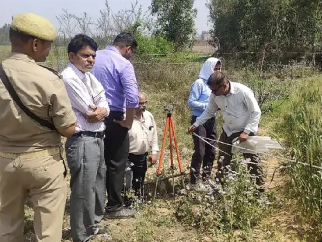 सीएम मॉडल कंपोजिट विद्यालय की जमीन पर मचा सियासी घमासान, दोबारा पैमाइश के लिए मौके पर पहुंचे डीएम