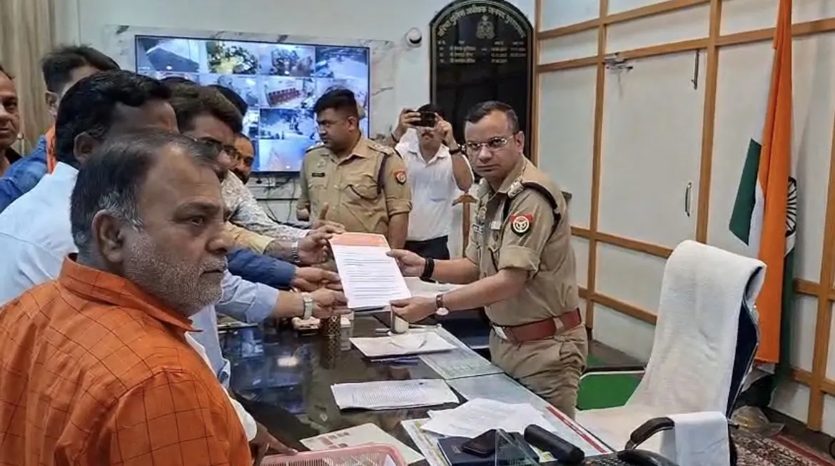 मौलाना की अभद्र टिप्पणी के विरोध में हिंदू युवा वाहिनी का प्रदर्शन, एसएसपी कार्यालय पहुंचकर सौंपा ज्ञापन