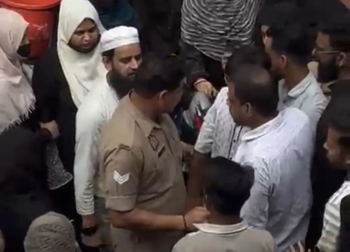 मुरादाबाद टाउन हॉल में पुलिस कर्मी की दबंगई, महिलाओं से धक्का-मुक्की और युवक की बेरहमी से पिटाई का वीडियो वायरल