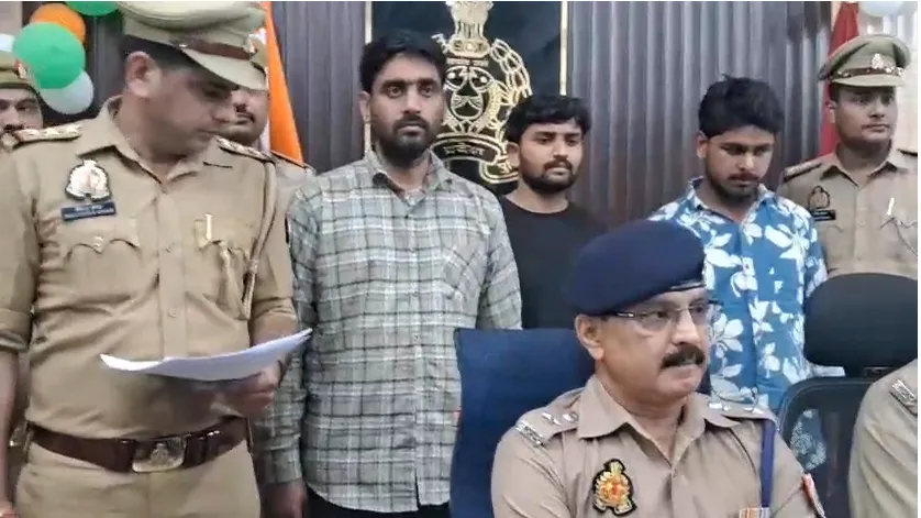 मुरादाबाद: कटघर पुलिस की बड़ी कार्रवाई, 3 शातिर बदमाश गिरफ्तार—अवैध असलहा और विस्फोटक बरामद