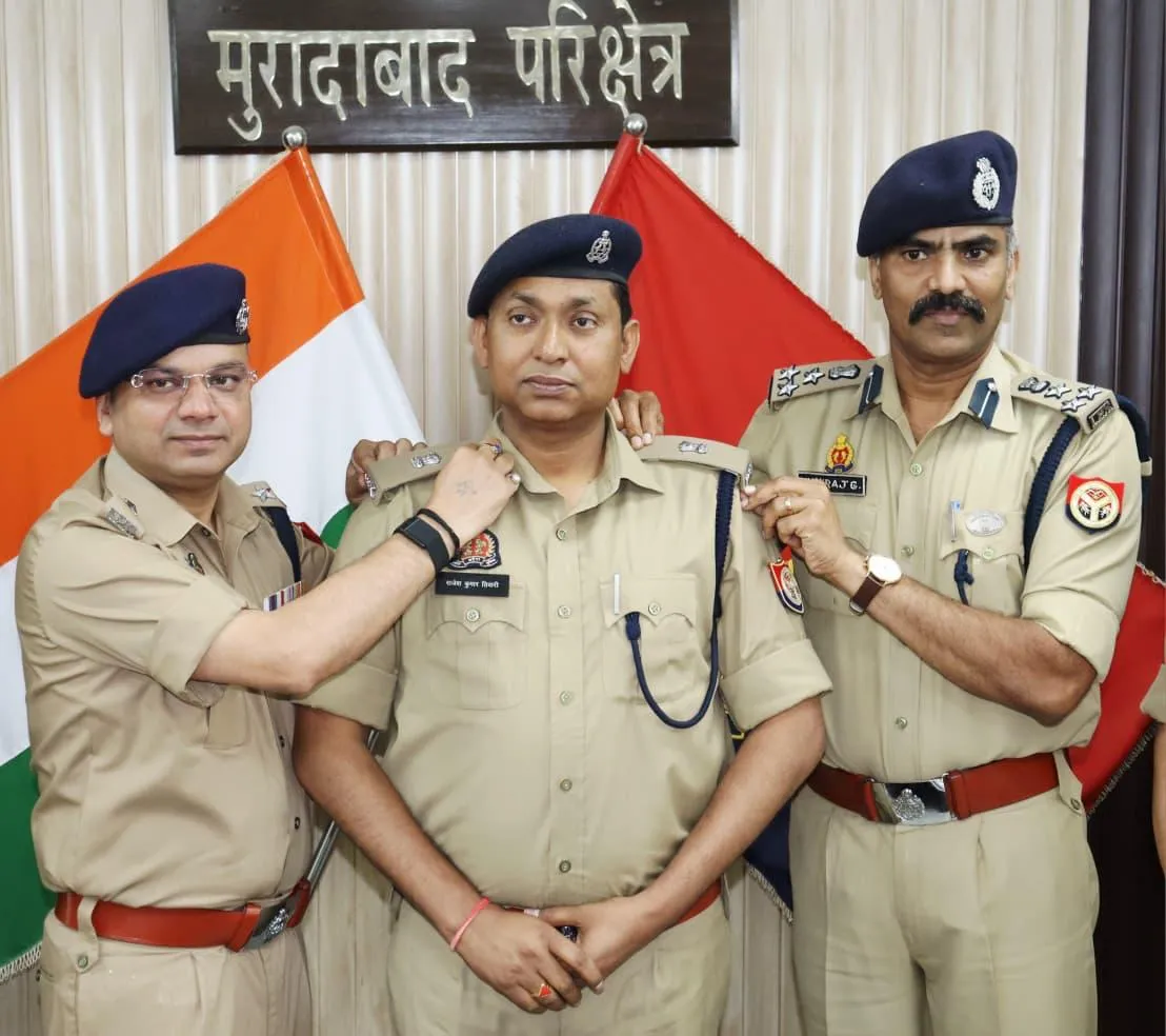 मुरादाबाद: डीआईजी और एसएसपी ने पिपिंग सेरेमनी में सीओ राजेश कुमार तिवारी को एएसपी पदोन्नति पर दी बधाई