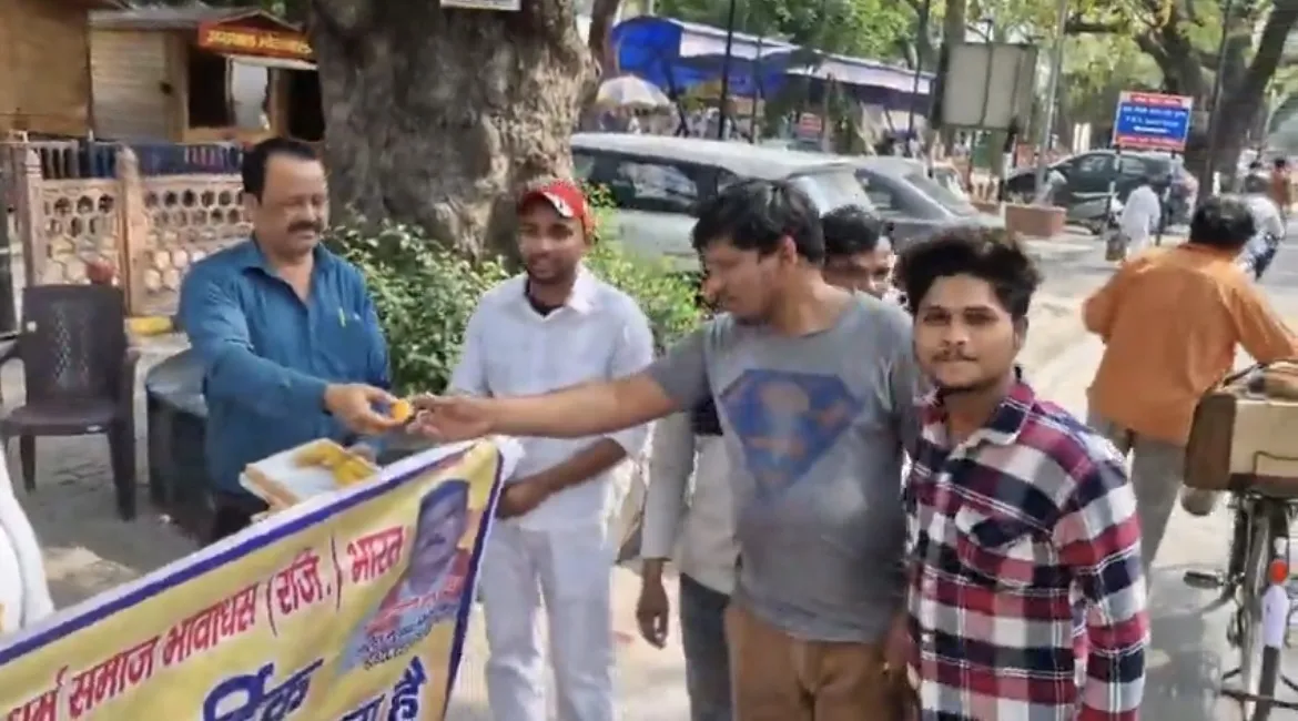 मुरादाबाद: सुप्रीम कोर्ट के फैसले से दलित समाज में खुशी, सड़कों पर लड्डू बांटकर मनाया जश्न