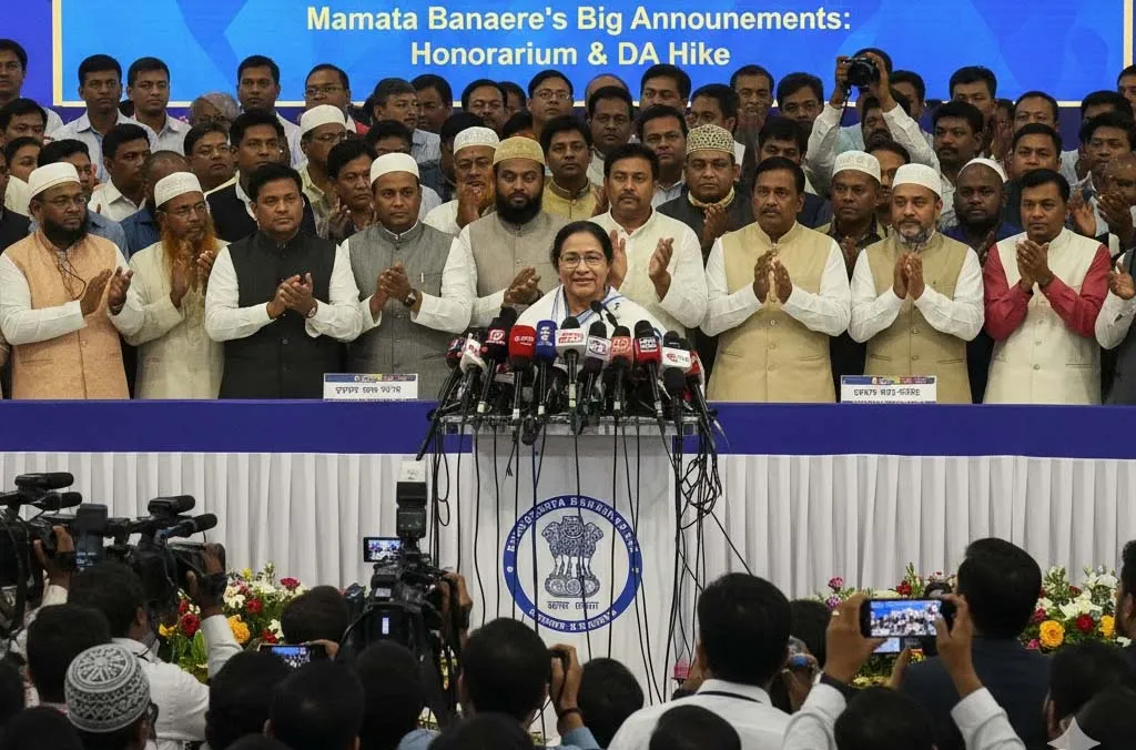 पश्चिम बंगाल में चुनाव की घोषणा से पहले सीएम ममता ने खेला बड़ा दांव, पुजारी-मुअज्जिनों का बढ़ाया मानदेय