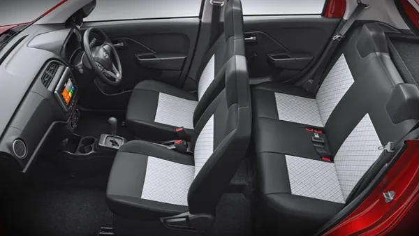 Tata Tiago और Maruti Alto K10 में कौन सी कार खरीदना रहेगा फायदेमंद जानिए कीमत माइलेज और फीचर्स