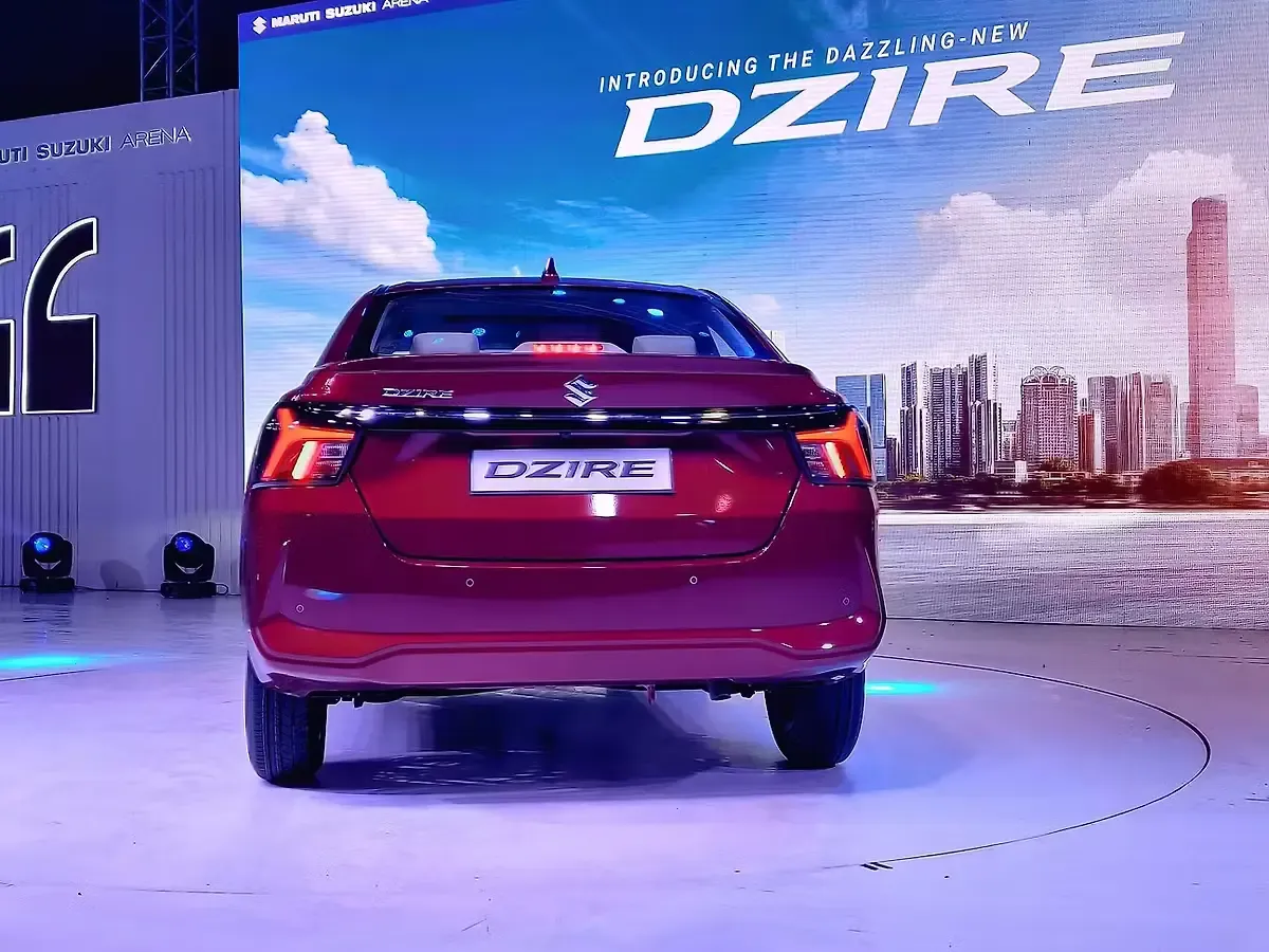 1 लाख डाउन पेमेंट में घर लाएं Maruti Dzire CNG जानिए हर महीने कितनी EMI देनी होगी