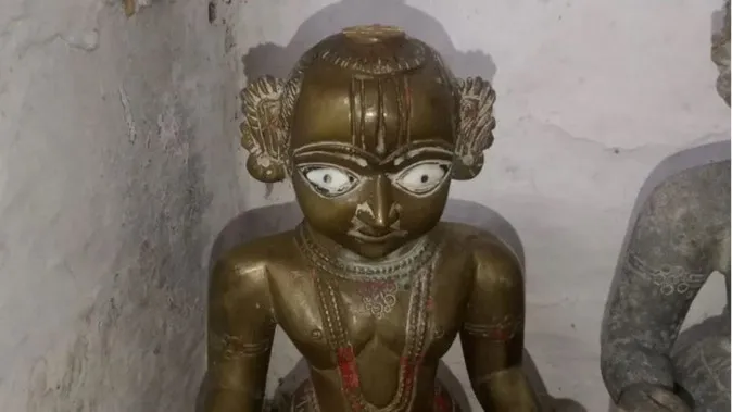 मंदिर के पास बोरे में मिली भगवान की 5 प्राचीन प्रतिमाएं, 400 साल पुरानी होने का दावा देखकर लोग रह गए हैरान