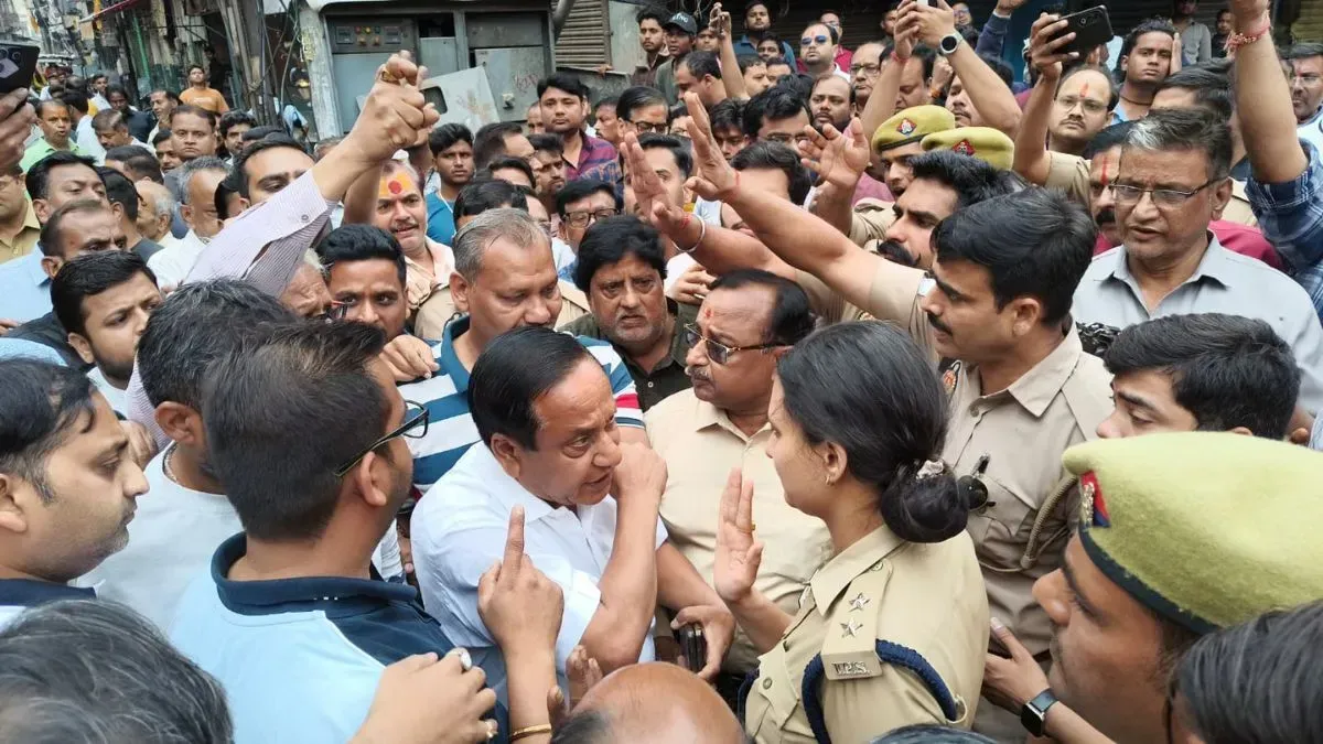 मथुरा में फिल्मी अंदाज में दबिश, सर्राफा कारोबारी पिता-पुत्र को उठा ले गई पुलिस; व्यापारियों ने 'अपहरण' समझ काटा हंगामा