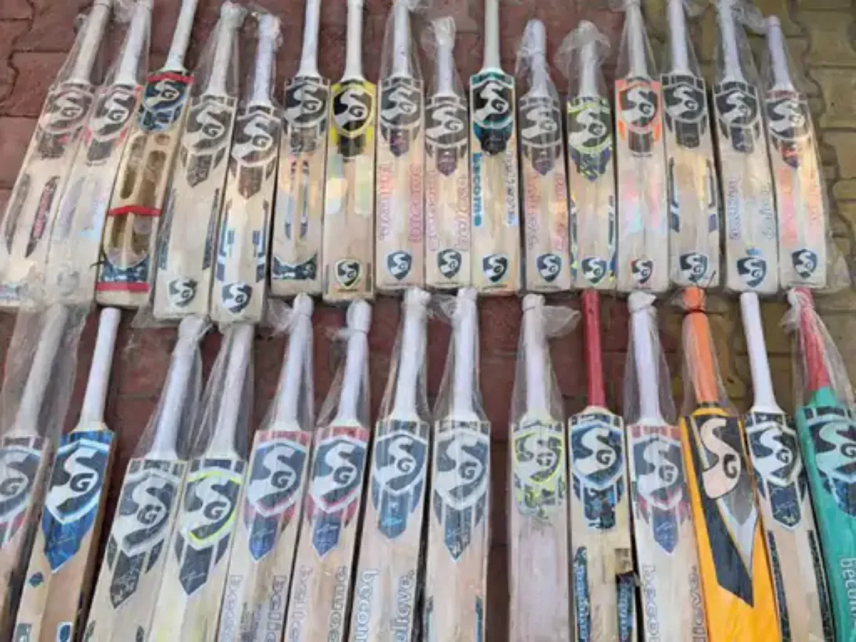 मेरठ की स्पोर्ट्स मार्केट में ब्रांडेड कंपनी के नकली सामान का भंडाफोड़: लाखों का डुप्लीकेट माल जब्त, कॉपीराइट एक्ट में मुकदमा