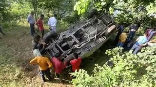 नेपाल में चुनावकर्मियों को ले जा रहा वाहन खाई में गिरा, 2 की मौत, 7 घायल