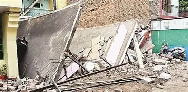 सहारनपुर में अचानक गिरा दो मंजिला मकान, इलाके में मचा हड़कंप