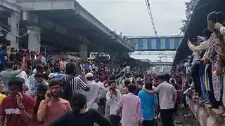 नोएडा में गैस सिलेंडर संकट पर फूटा लोगों का गुस्सा, मेट्रो स्टेशन के पास लगाया जाम