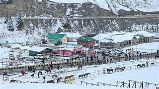 कई ऊंचे इलाकों में बर्फबारी, श्रीनगर-कारगिल हाईवे समेत कई रणनीतिक मार्ग बंद