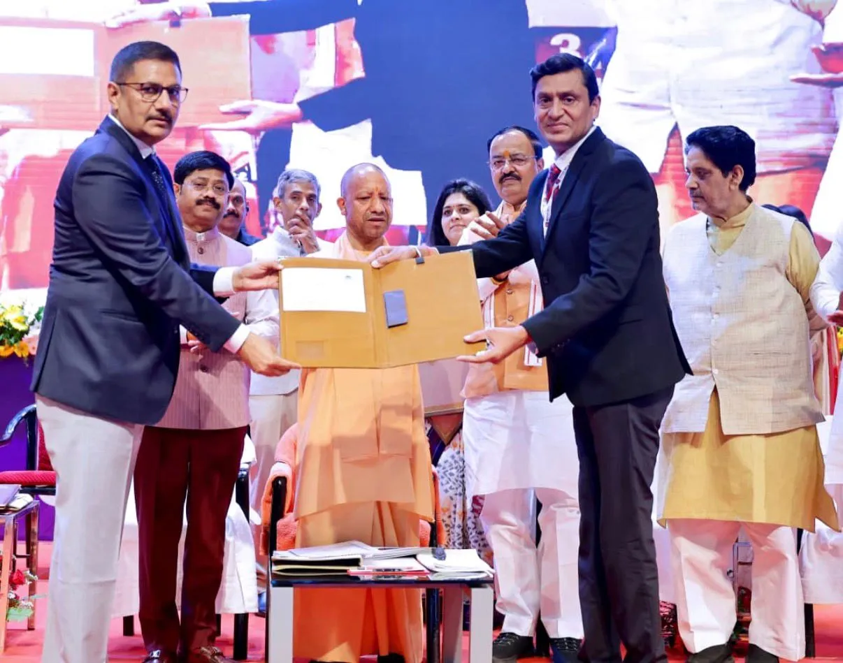 सीएम ने यमुना सिटी में उद्योग लगाने के लिए तीन कंपनियों को जारी किया भूमि का आवंटन पत्र