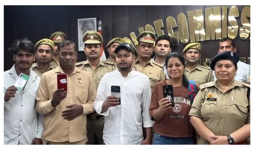 नोएडा में ईद पर पुलिस की शानदार पहल, मोबाइल फोन पाकर 220 लोगों के चेहरे पर आई मुस्कान