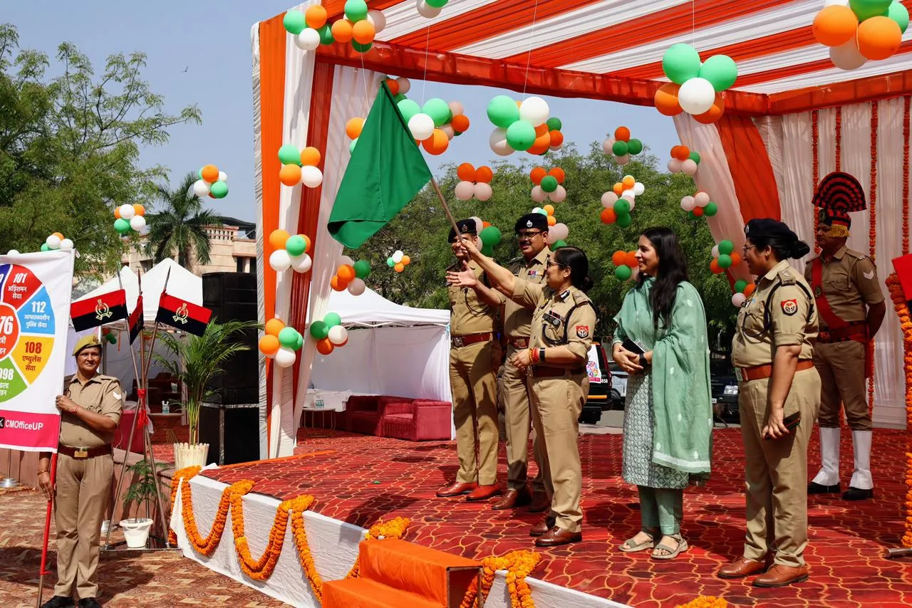 नोएडा में पुलिस आयुक्त ने महिला इकाई की स्कूटी रैली को दिखाई हरी झण्डी