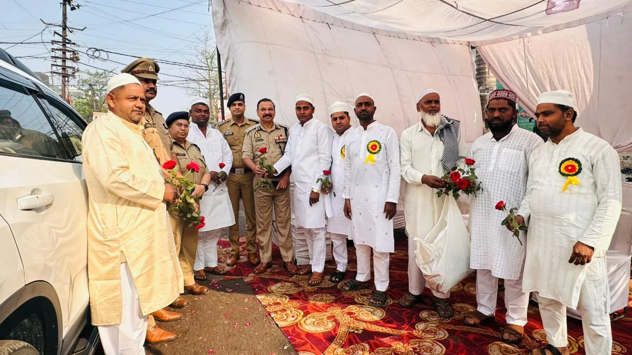 नोएडा में ईद की नमाज अता कर देश में अमन-चैन की मांगी दुआ