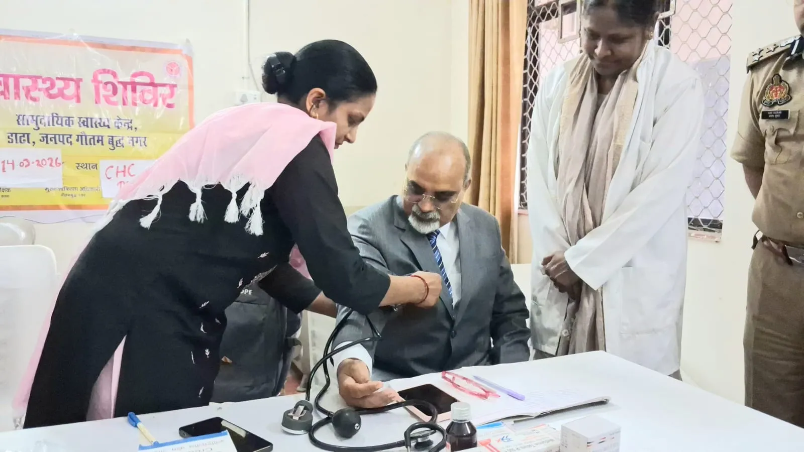 नोएडा में न्यायमूर्ति ने न्यायालय परिसर में लगे स्टॉलों का अवलोकन कर कराई रक्तचाप की जांच