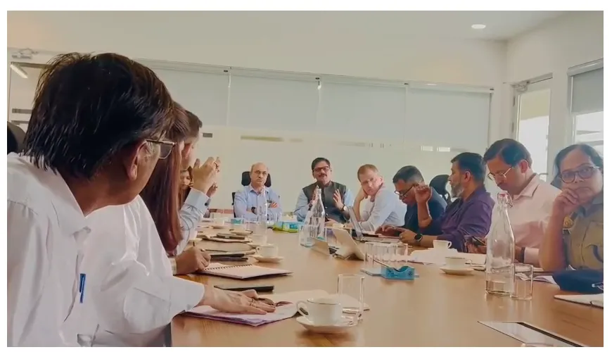 नोएडा इंटरनेशनल एयरपोर्ट लोकार्पण को लेकर हुई उच्च स्तरीय समीक्षा बैठक