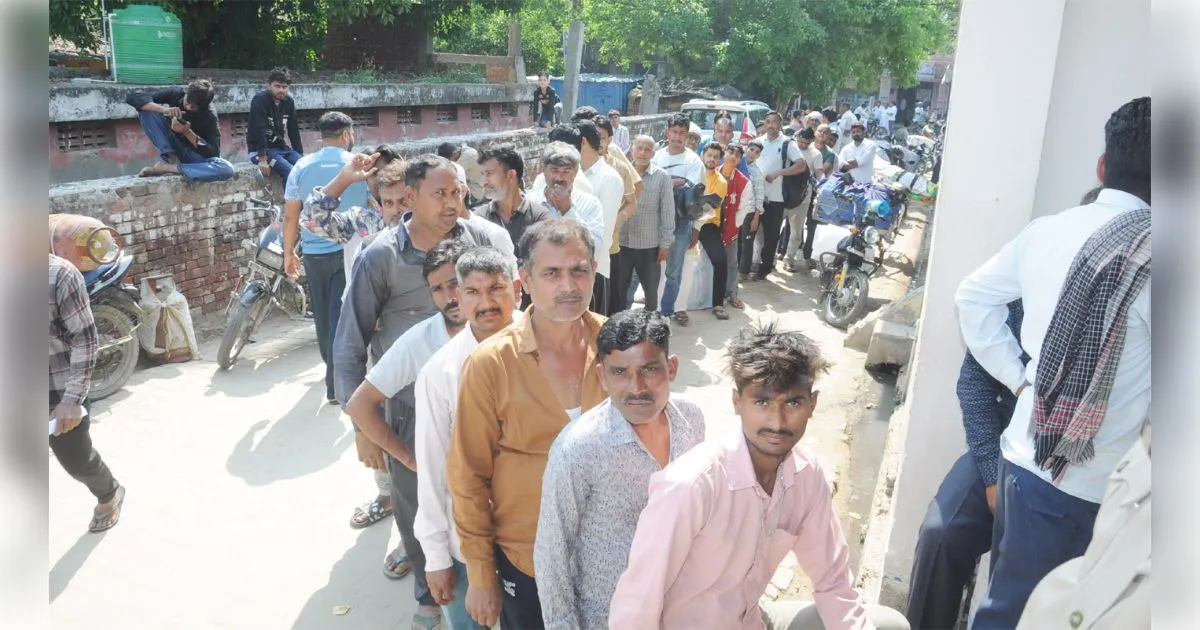 शामली: ईरान-इजरायल युद्ध की तपिश शामली के चूल्हों तक, रसोई गैस के लिए हाहाकार, 15 दिन बाद भी नहीं मिल रहे सिलेंडर