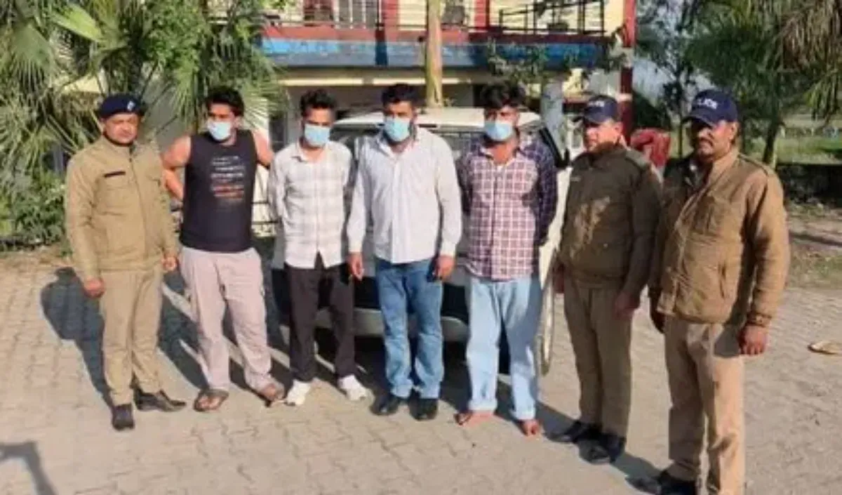 देहरादून में खूनी संघर्ष: बीच सड़क पर 8 लोगों को कार से कुचलने का प्रयास; मुजफ्फरनगर निवासी सहित 4 आरोपी गिरफ्तार