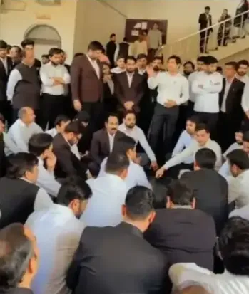 सूरजपुर कोर्ट में वकीलों का हंगामा, पुलिस को परिसर से बाहर खदेड़ा, काम-काज ठप