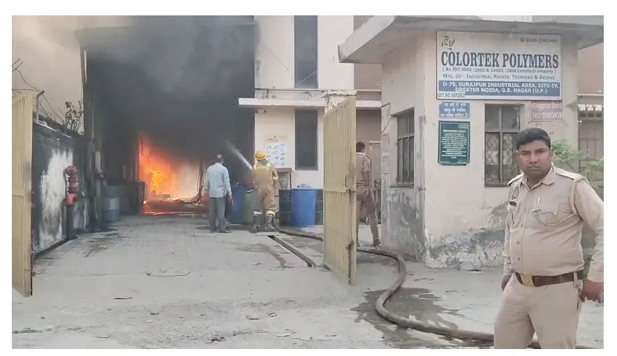 ग्रेटर नोएडा की केमिकल फैक्ट्री में लगी विकराल आग, ड्रम फटने के धमाकों से मचा हडकंप