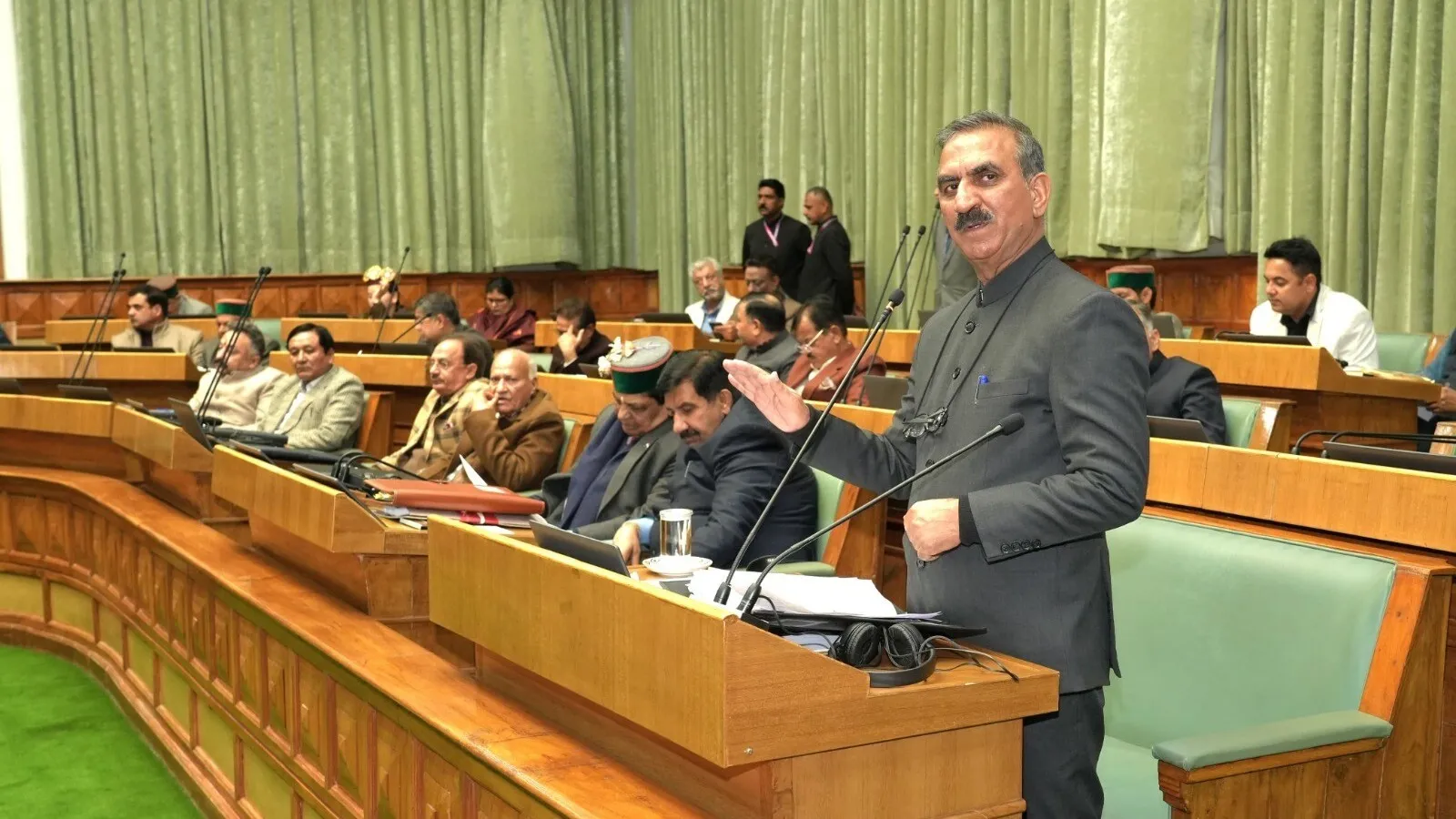 हिमाचल विधानसभा में बजट के दौरान विपक्ष का हंगामा, वेल में आकर नारेबाजी, सीएम सुक्खू का बजट भाषण बीच में रुका