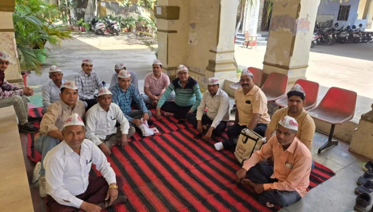 मुजफ्फरनगर: डी.ए.वी. इंटर कॉलेज में लिपिक की सेवा समाप्ति पर उबाल; कर्मचारी संगठनों का धरना, शिक्षक संघ ने भी दिया समर्थन