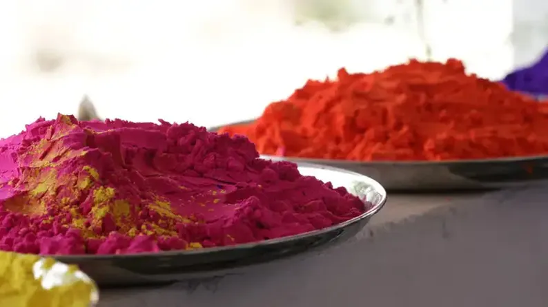 उत्तर प्रदेश में होली पर बरसा 'गोमाता' का आशीर्वाद, गोबर की राख और फूलों से महका प्राकृतिक गुलाल