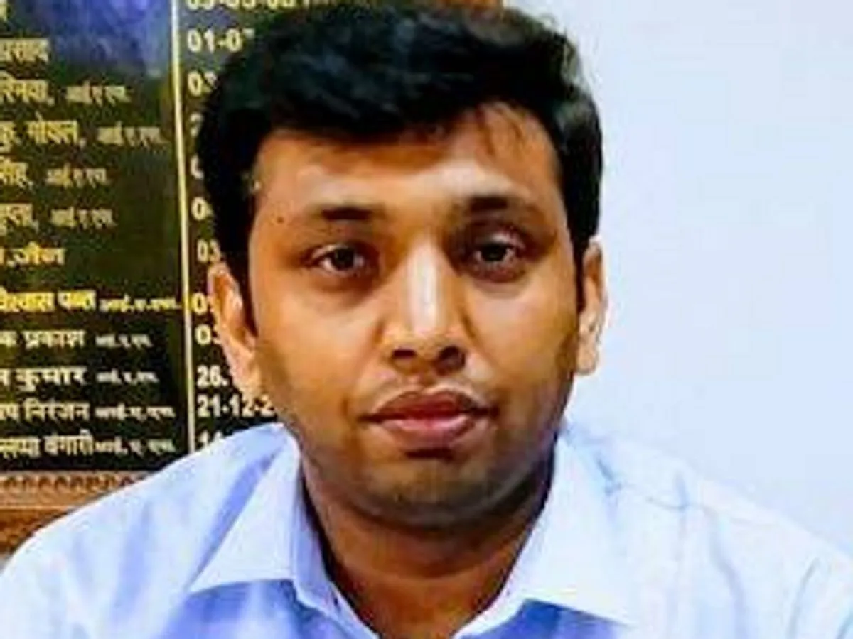 आगरा के सेंट पैट्रिक्स स्कूल पर 5 लाख का जुर्माना: यूनिफॉर्म और किताबों की मनमानी बिक्री पर डीएम का सख्त एक्शन