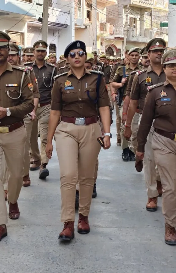 गाजियाबाद में त्योहारों से पहले पुलिस का फ्लैग मार्च: ट्रांस हिंडन जोन में सुरक्षा सख्त, ड्रोन से रखी जा रही नजर