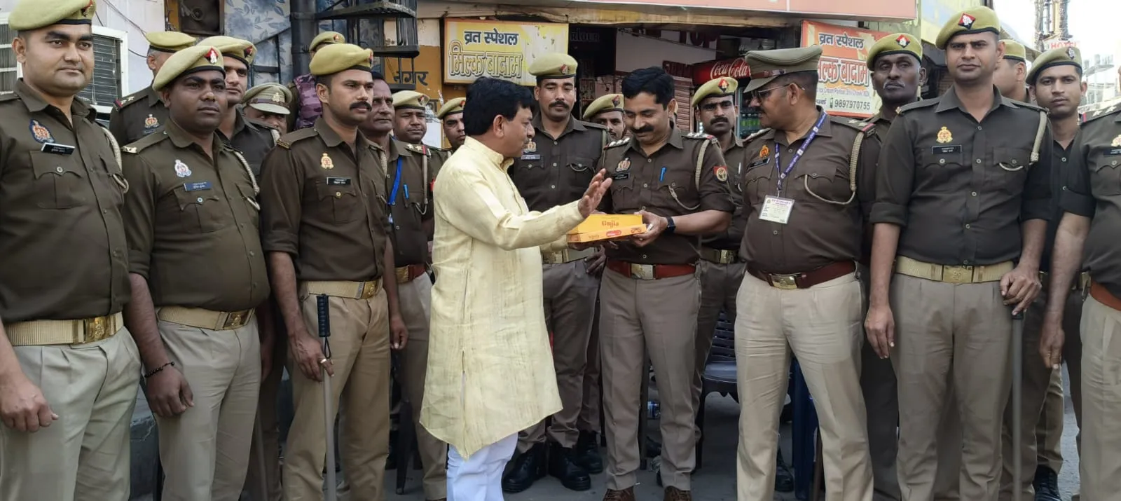 मुजफ्फरनगर में ड्यूटी पर तैनात पुलिसकर्मियों संग मंत्री ने मनाई होली की खुशियां, बांटी गुंजिया