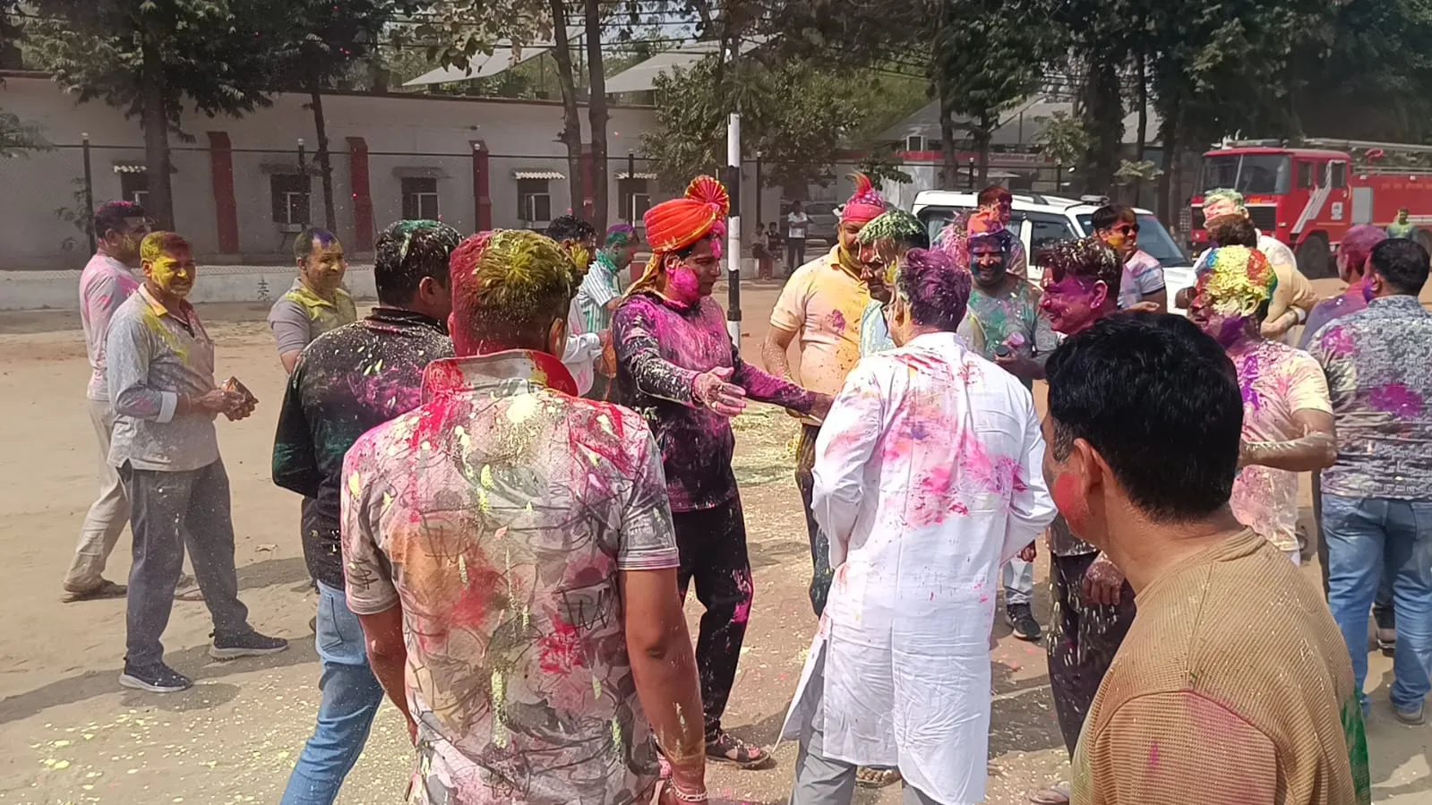 मुजफ्फरनगर: पुलिस लाइन में एसएसपी ने पुलिसकर्मियों व उनके परिवारों के साथ खेली होली