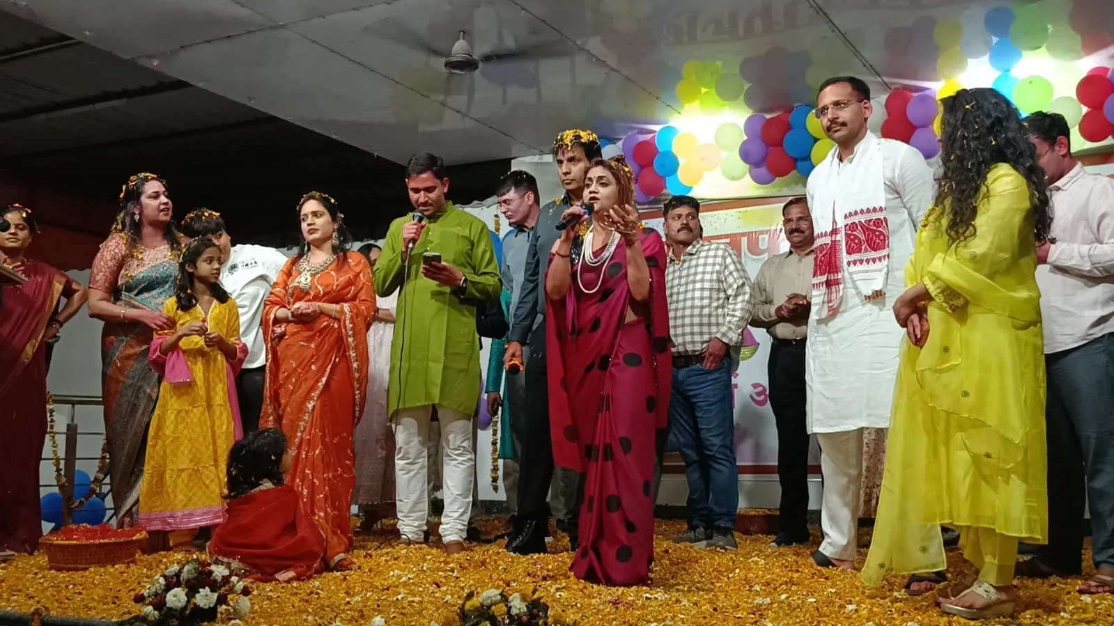 मुजफ्फरनगरः रिजर्व पुलिस लाइन में होली मिलन समारोह, एसएसपी ने रिक्रूट आरक्षियों के साथ खेली फूलों की होली