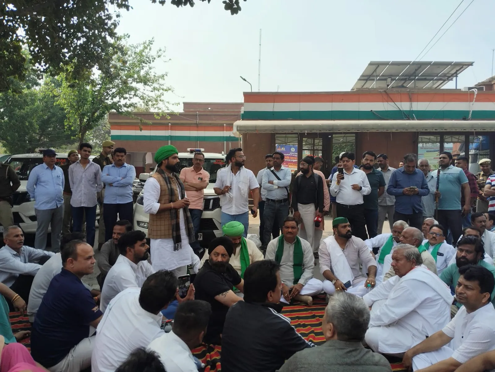 मेरठ: सेंट्रल मार्केट के व्यापारियों का कलेक्ट्रेट पर हल्ला बोल, समस्याओं के समाधान के लिए दिया धरना