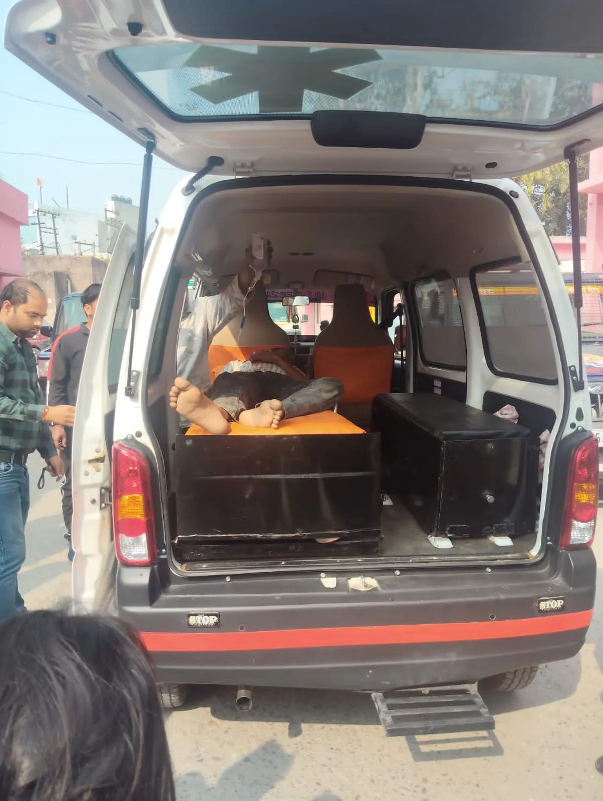 मेरठ: मवाना में टेम्पो के भीतर गोली लगने से लहूलुहान मिला युवक, तलाश में जुटी पुलिस की टीमें