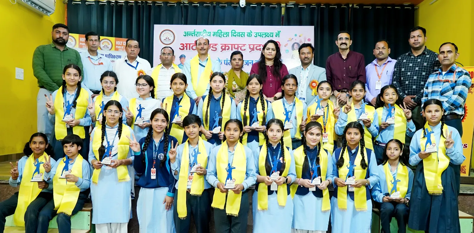 मुजफ्फरनगर: इंटरनेशनल विमेंस डे पर होली चाइल्ड पब्लिक स्कूल में कला प्रदर्शनी, होनहार छात्राएं सम्मानित