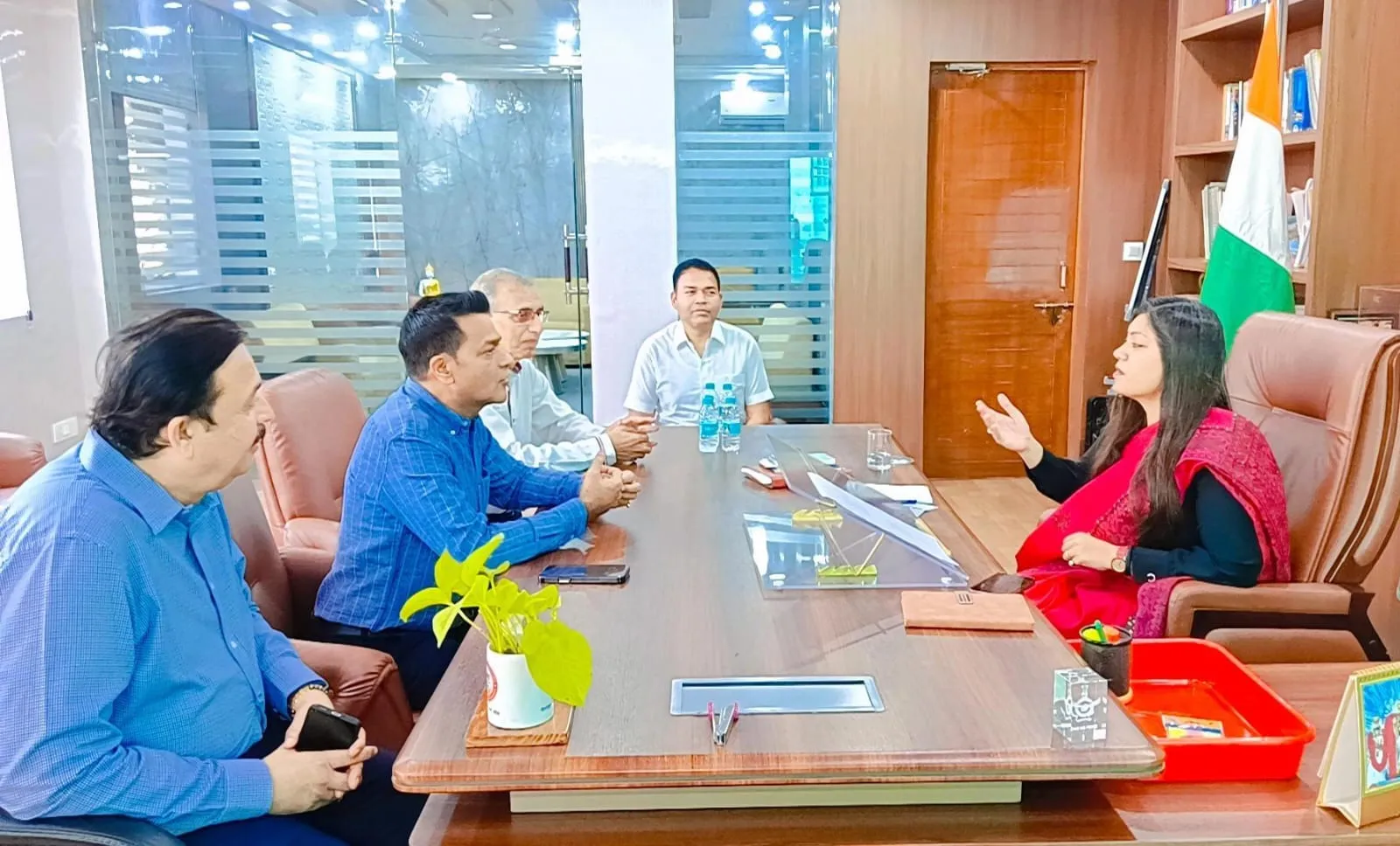 नोएडा में उद्यमियों ने डीएम संग की बैठक, बदहाल सड़कों की मरम्मत कराने की मांग