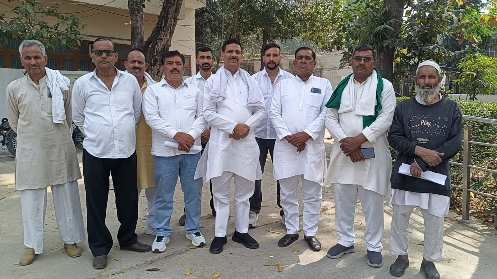 मुजफ्फरनगर: तावली सहकारी समिति के MD पर भ्रष्टाचार का गंभीर आरोप, जिला पंचायत सदस्य संग DM ऑफिस पहुंचे किसान