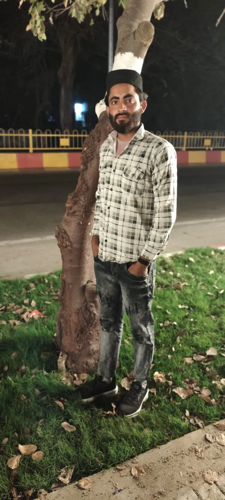 मुजफ्फरनगर: महावीर चौक पर रफ़्तार का कहर, नारियल का ठेला लगाने वाले मासूम युवक की सड़क हादसे में मौत