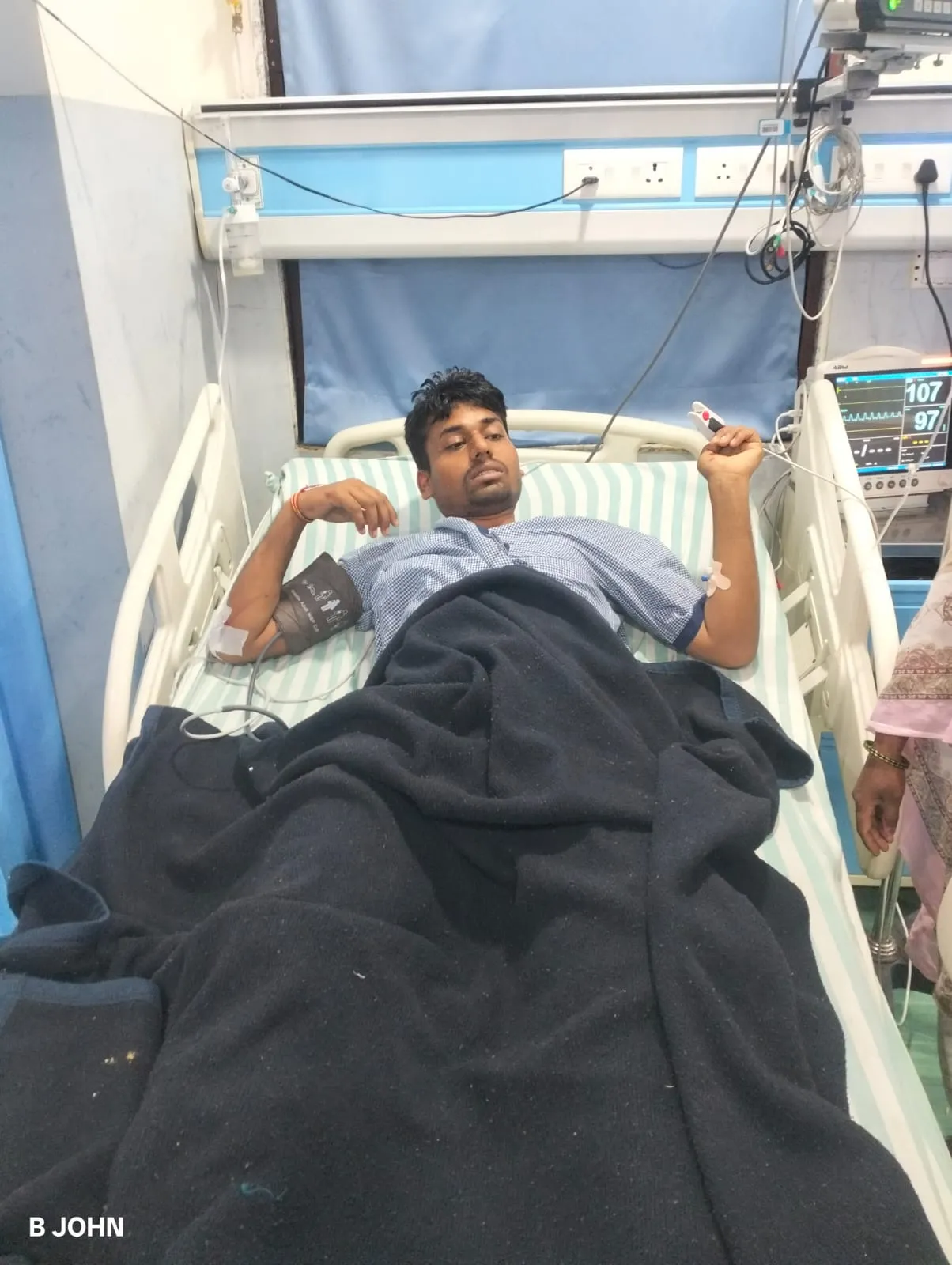 मेरठ: अस्पताल की तीसरी मंजिल से कूदा युवक,पैर टूटा 