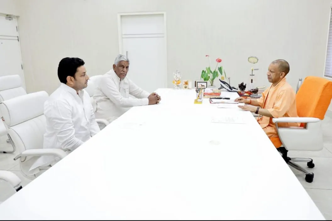 मुख्यमंत्री योगी आदित्यनाथ से पूर्व मंत्री व एमएलसी चौधरी वीरेंद्र सिंह की शिष्टाचार भेंट