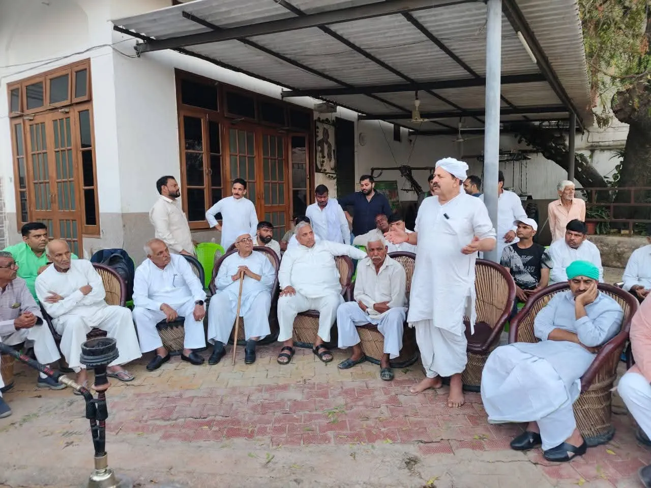 नसीरपुर विवाद में चौधरी नरेश टिकैत व सांसद हरेंद्र मलिक ने दोनों पक्षों में समझौता कराया, सिसौली में पंचायत में जुटे गणमान्य लोग