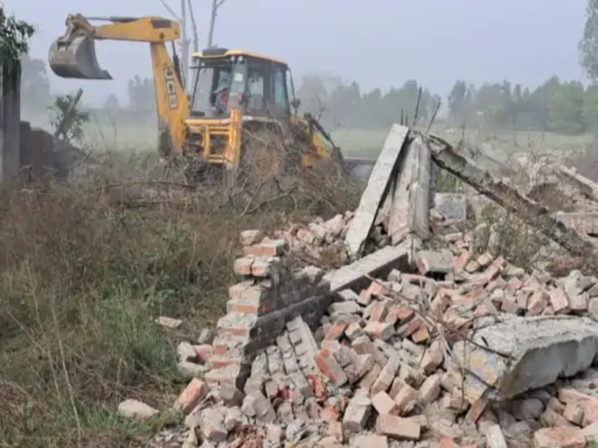 मुरादाबाद में भाजपा मेयर विनोद अग्रवाल की जमीन पर चला 'योगी का बुलडोजर', हाईवे किनारे बनी बाउंड्री ध्वस्त