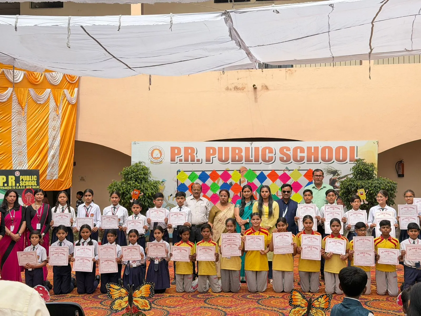 मुजफ्फरनगर: पी.आर. पब्लिक स्कूल में 'शाइनिंग स्टार्स' समारोह की धूम, नन्हे कलाकारों ने प्रतिभा से जीता सबका दिल