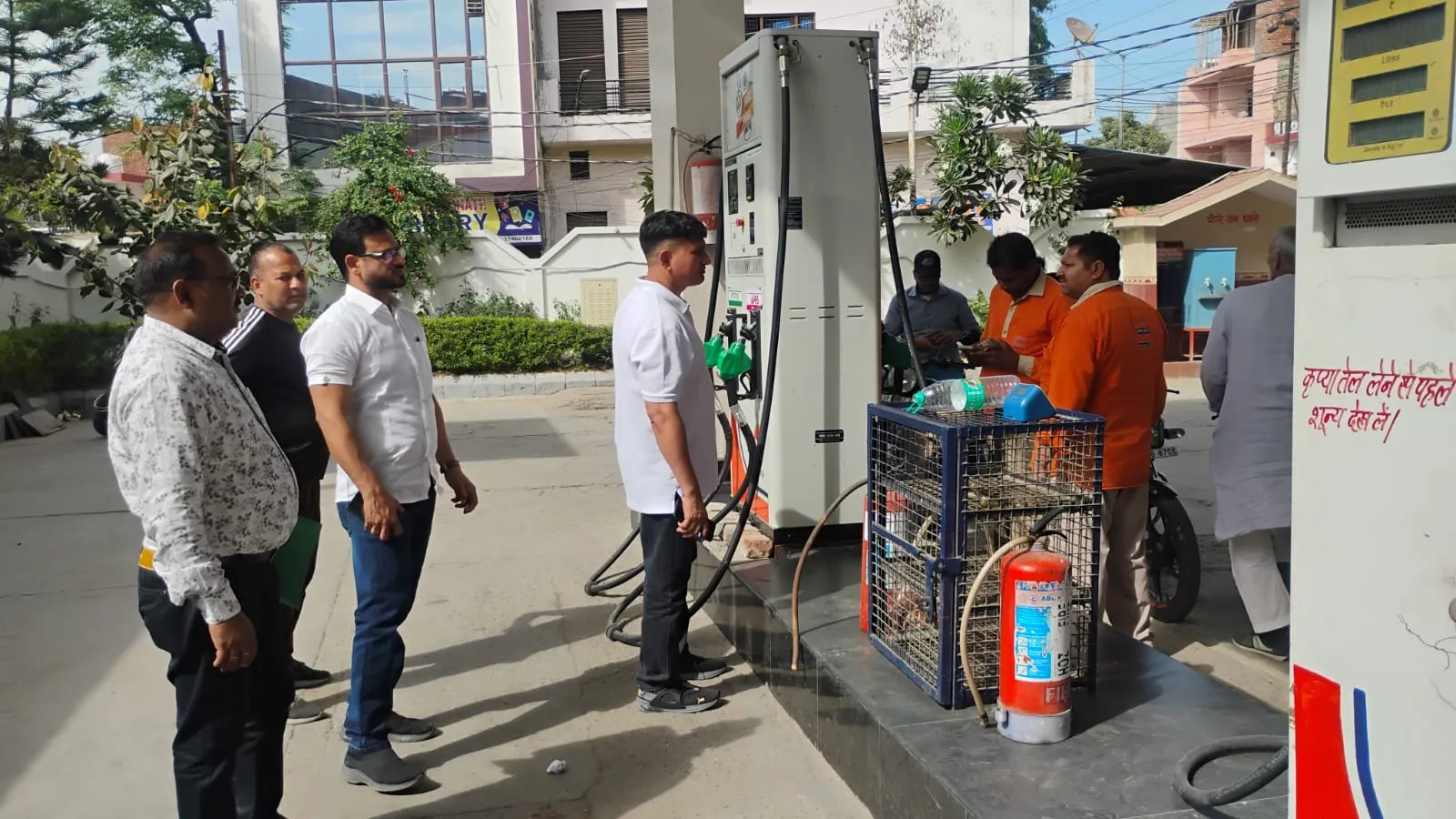 मुजफ्फरनगर: गैस और पेट्रोलियम पदार्थों की आपूर्ति सुचारू, जिला पूर्ति अधिकारी ने छापेमारी कर जांची जमीनी हकीकत