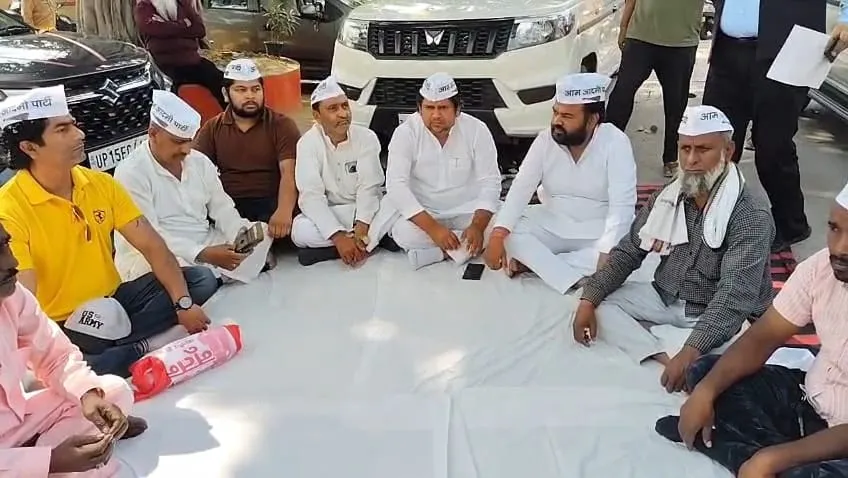 मेरठ: गैस किल्लत और ब्लैक मार्केटिंग के खिलाफ 'आप' का हल्लाबोल, एडीएम सिटी के आश्वासन पर टूटा अनशन