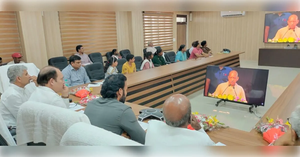 शामली:'नवनिर्माण के 9 वर्ष' से बदला प्रदेश का स्वरूप, विधायकों और अधिकारियों ने सुना मुख्यमंत्री योगी का भाषण