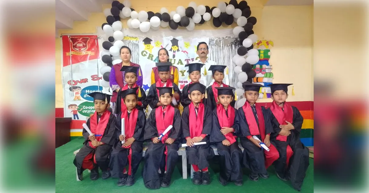 मुजफ्फरनगर: रामराज में नन्हे बच्चों ने मनाई ग्रेजुएशन सेरेमनी, सांस्कृतिक प्रस्तुतियों ने मोहा मन