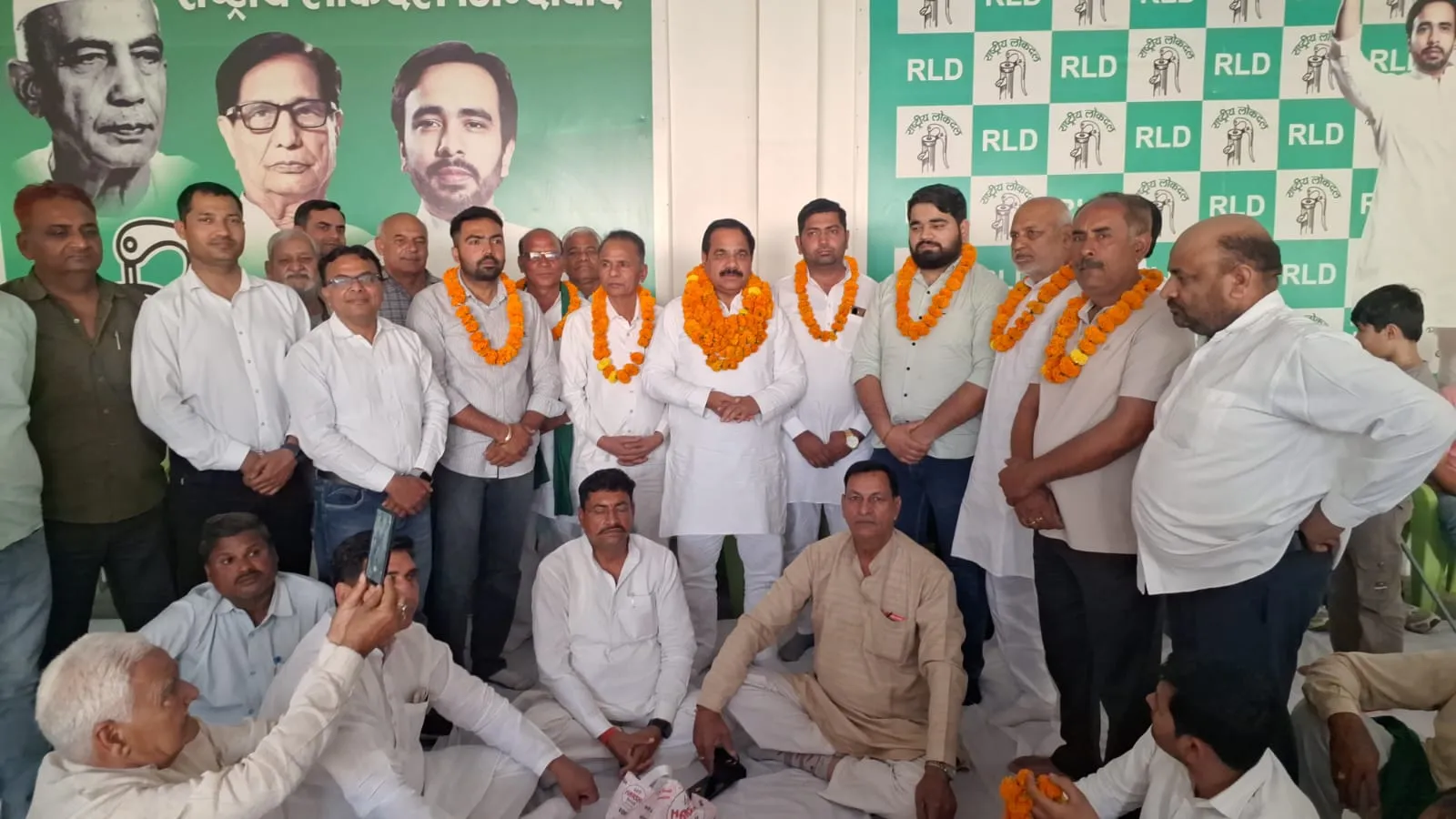 मुजफ्फरनगर: रालोद कोटे से सात सभासद नामित होने पर जश्न, पार्टी कार्यालय पर हुआ जोरदार स्वागत